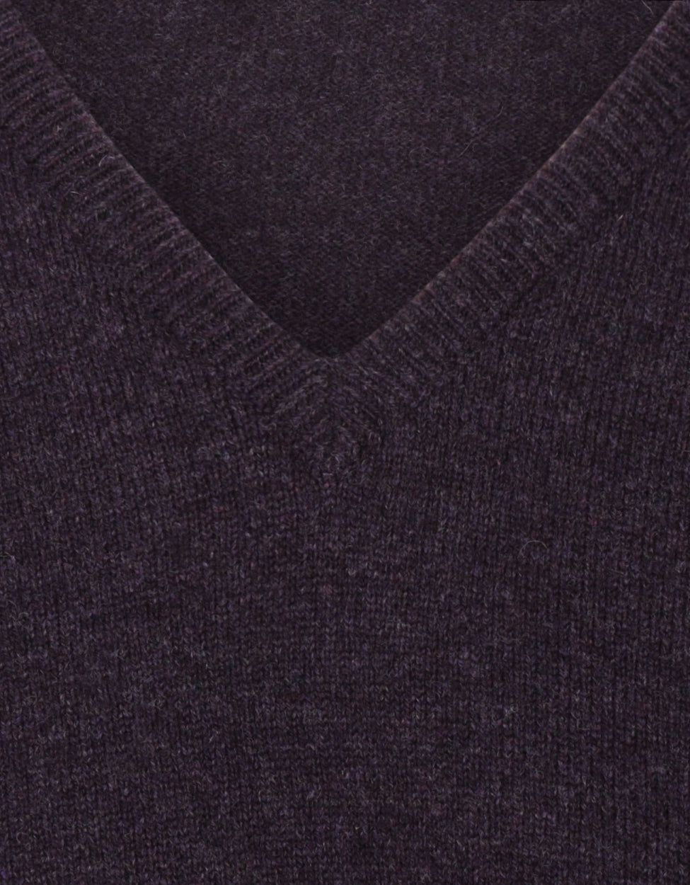 William Lockie V-neck Lambswool Pullover | Elderberry