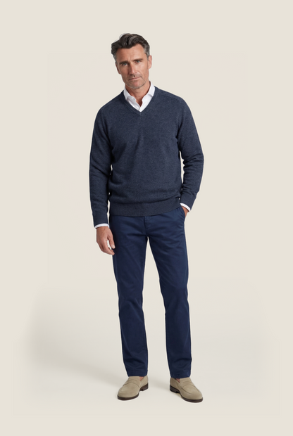 Klassischer Lammwollpullover mit V-Ausschnitt | Denimblau